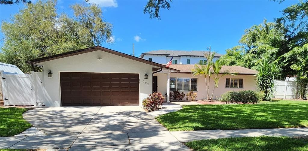 293 BELLEAIR DRIVE NE ST PETERSBURG, FL 33704