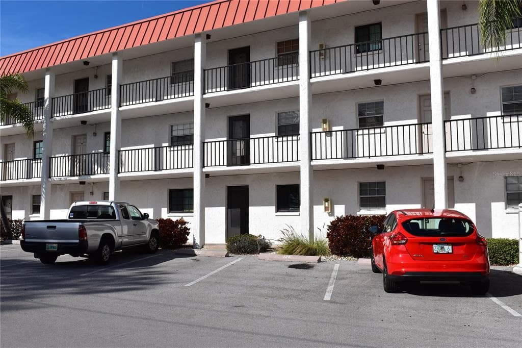 10530 77TH TERRACE UNIT 325 SEMINOLE, FL 33772