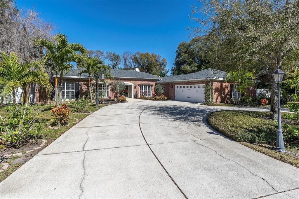 302 EASTLEIGH DRIVE BELLEAIR, FL 33756