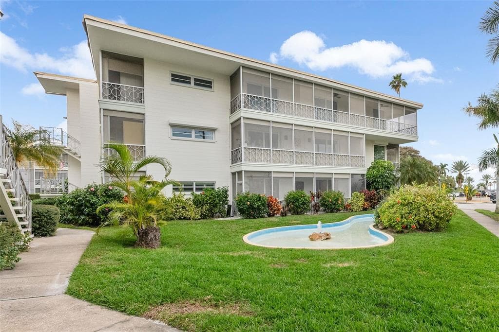 1000 N SHORE DRIVE NE UNIT 1 ST PETERSBURG, FL 33701