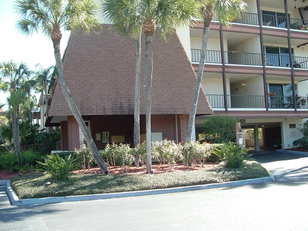 3035 COUNTRYSIDE BOULEVARD UNIT 15B CLEARWATER, FL 33761