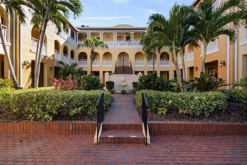 210 22ND AVENUE NE UNIT 15 ST PETERSBURG, FL 33704