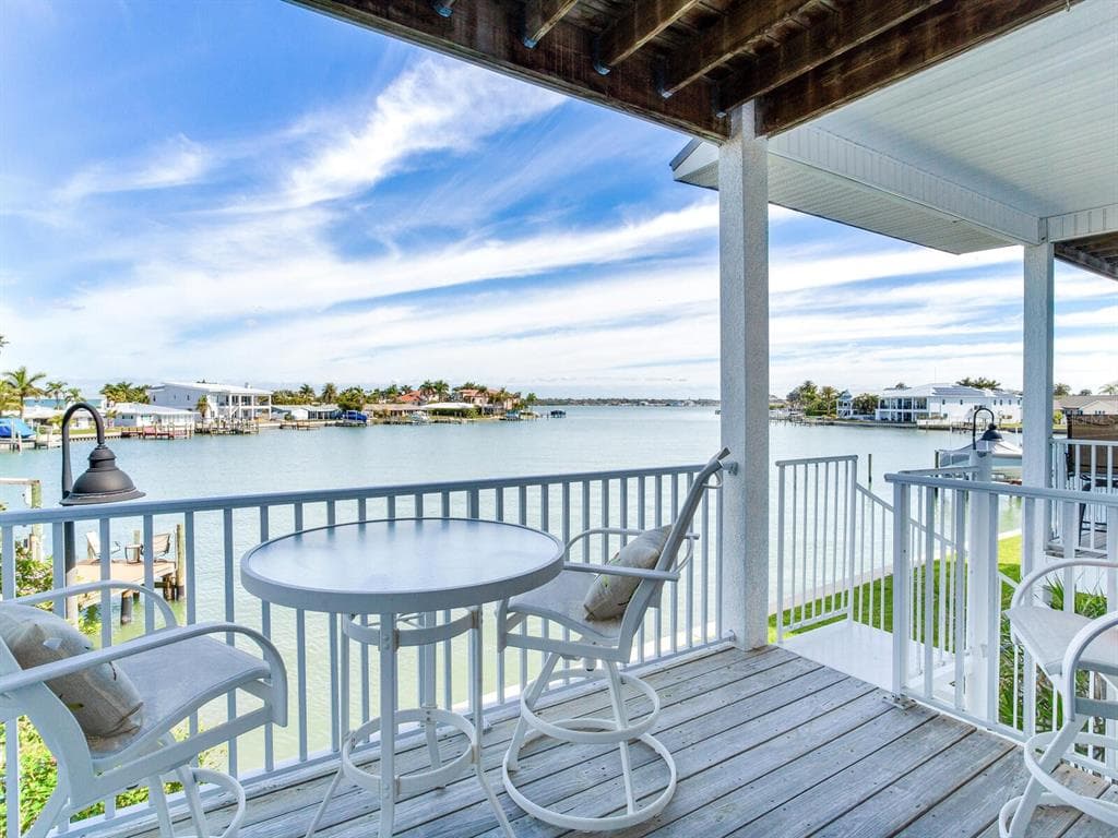 109 YACHT CLUB CIRCLE NORTH REDINGTON BEACH, FL 33708
