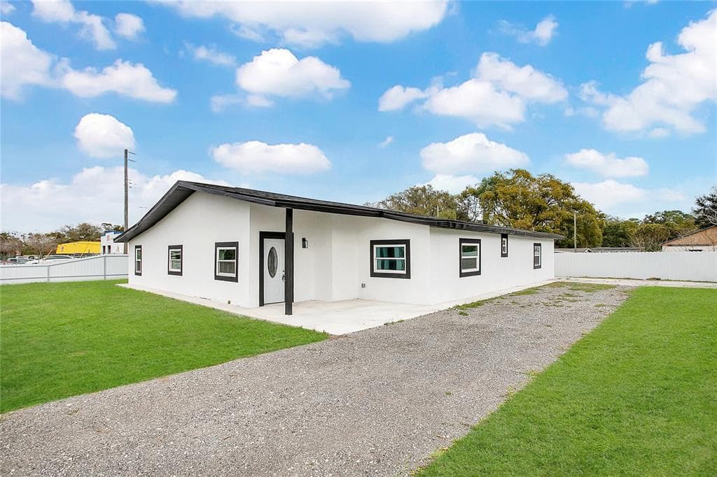 823 N COMBEE ROAD LAKELAND, FL 33801