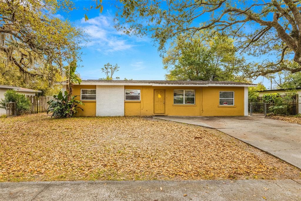 8719 N LARKHALL PLACE TAMPA, FL 33604