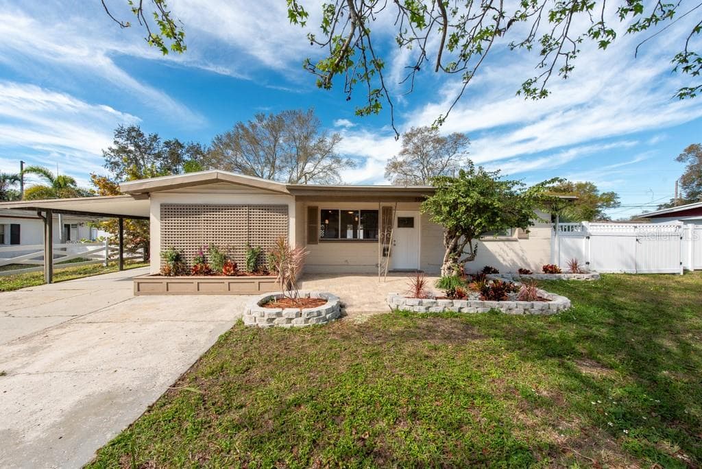 5596 PERSHING STREET NE ST PETERSBURG, FL 33703