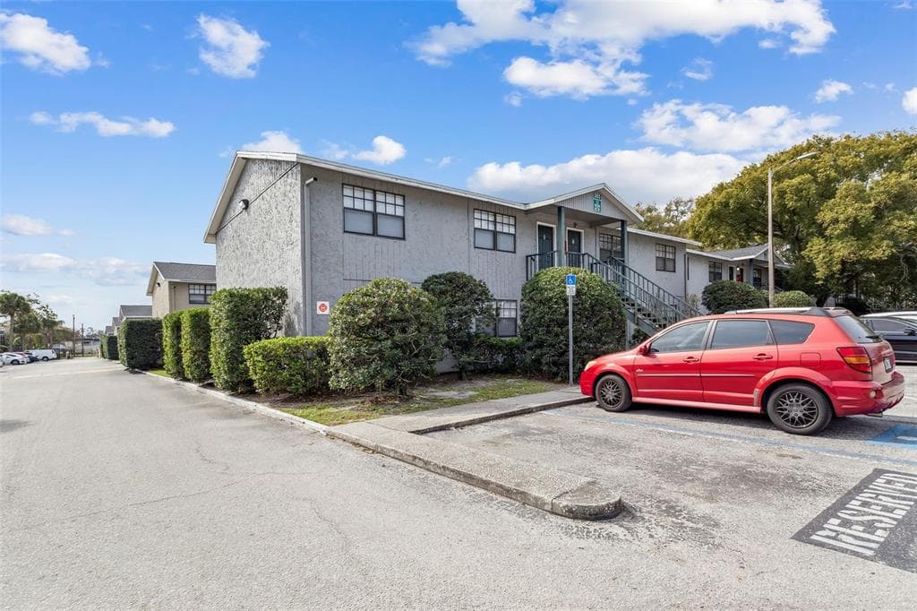 205 POINSETTIA PINE COURT UNIT 202 TAMPA, FL 33612