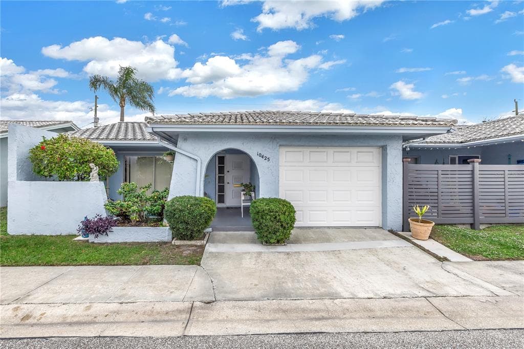 10425 LARCHMONT PLACE N PINELLAS PARK, FL 33782