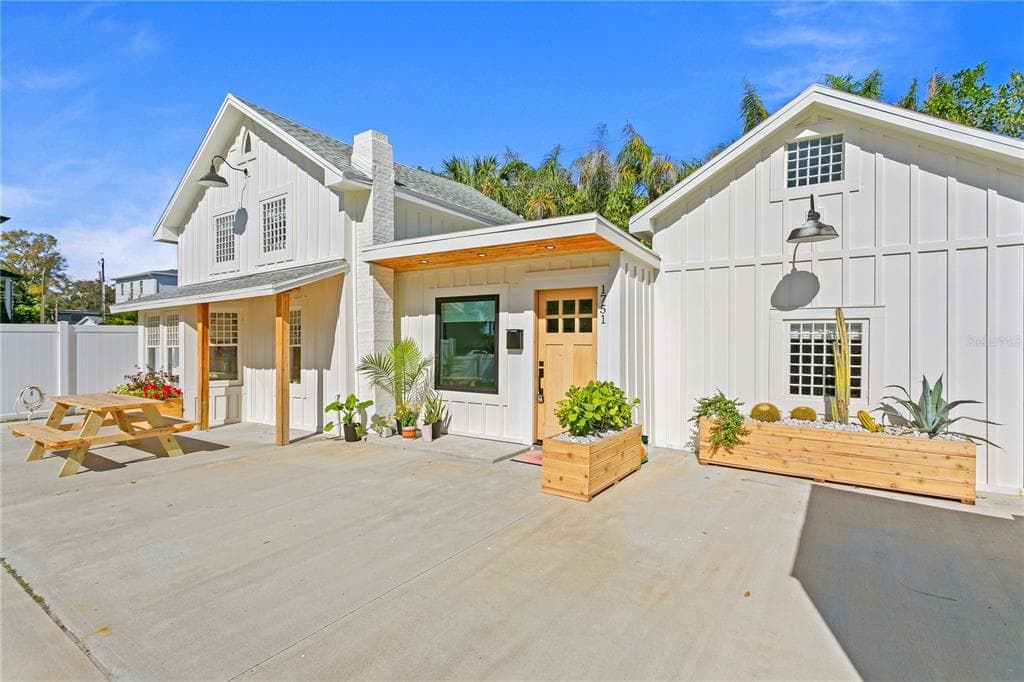 1751 MASSACHUSETTS AVENUE NE ST PETERSBURG, FL 33703