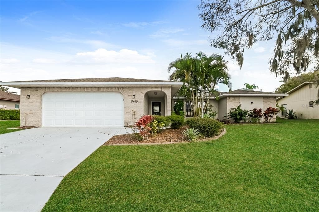 8419 BRANDEIS CIRCLE E SARASOTA, FL 34243