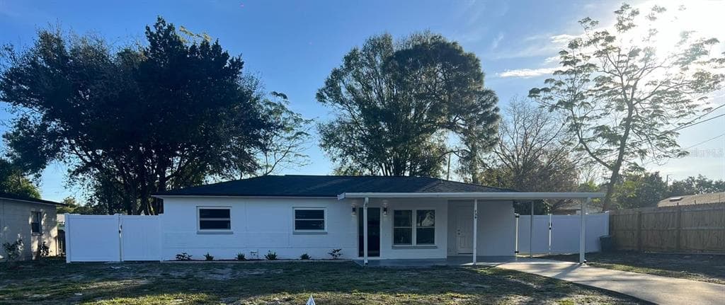 738 VENETIAN AVENUE LAKELAND, FL 33801