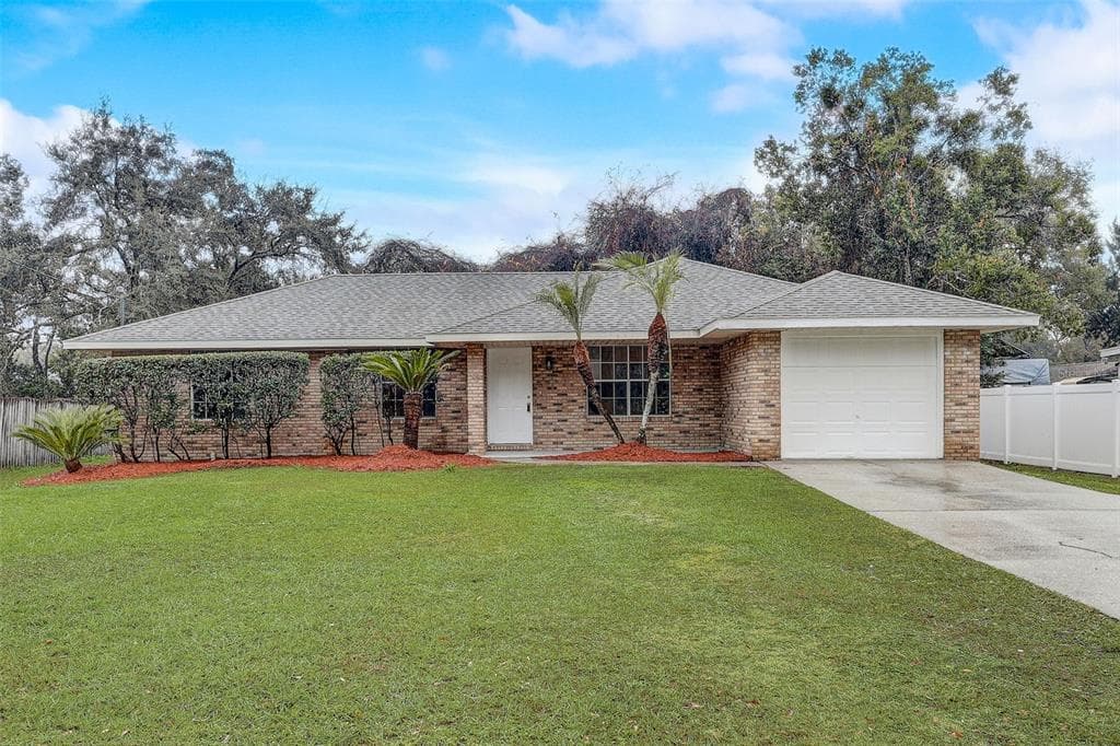 221 LUCERNE DRIVE DEBARY, FL 32713