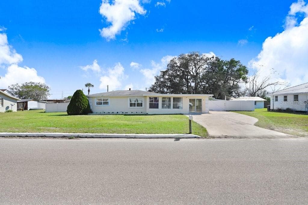 32 N GLENWOOD AVENUE AVON PARK, FL 33825