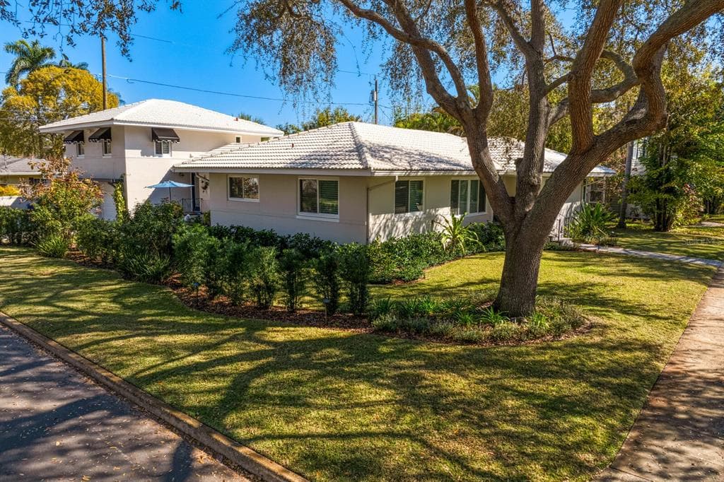 305 20TH AVENUE NE ST PETERSBURG, FL 33701