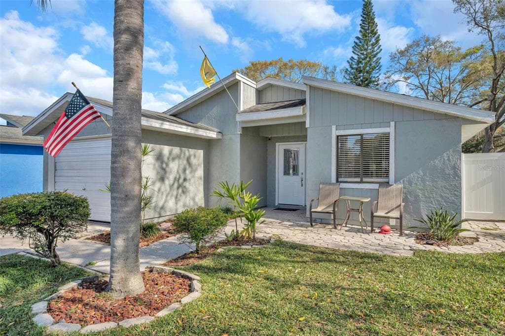 207 LAKE CHARLES COURT OLDSMAR, FL 34677