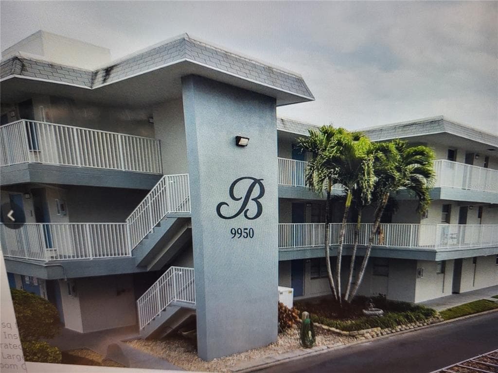 9950 47TH AVENUE N UNIT 104 ST PETERSBURG, FL 33708