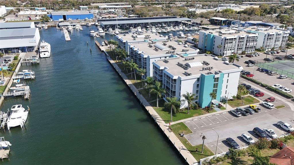 4900 38TH WAY S UNIT 301 ST PETERSBURG, FL 33711