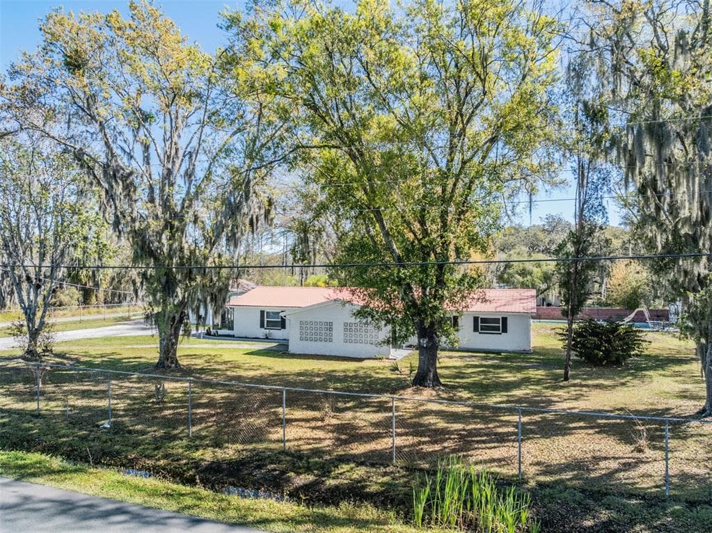 519 N WIGGINS ROAD PLANT CITY, FL 33566