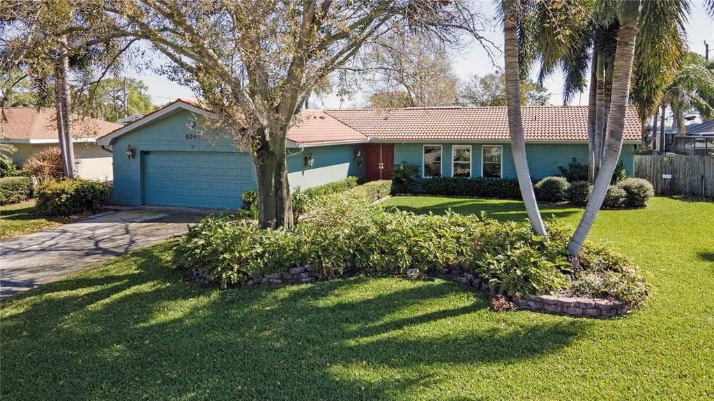 6241 TANGLEWOOD DRIVE NE ST PETERSBURG, FL 33702