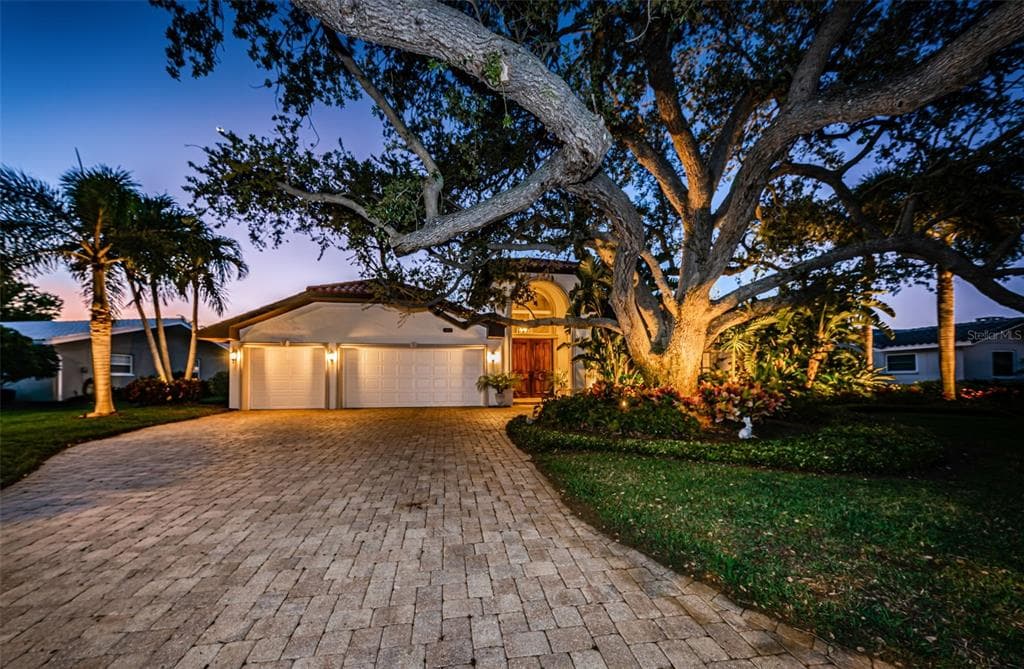 1923 IOWA AVENUE NE ST PETERSBURG, FL 33703