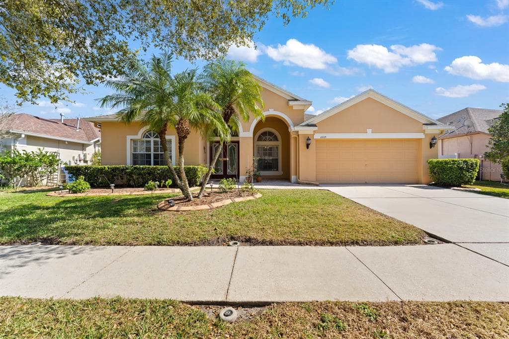 8225 SWANN HOLLOW DRIVE TAMPA, FL 33647