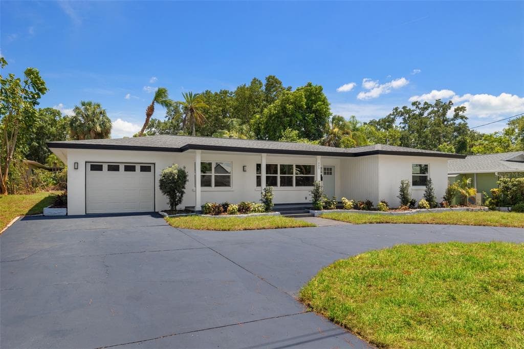 245 S GARDEN CIRCLE BELLEAIR, FL 33756