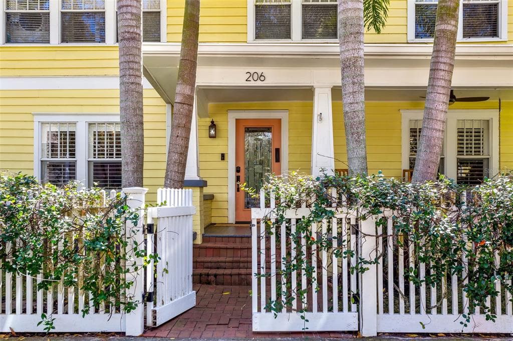 206 11TH AVENUE NE ST PETERSBURG, FL 33701