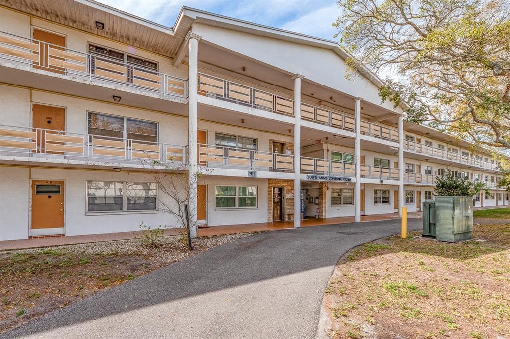 911 WASHINGTON AVENUE UNIT 218 LARGO, FL 33770