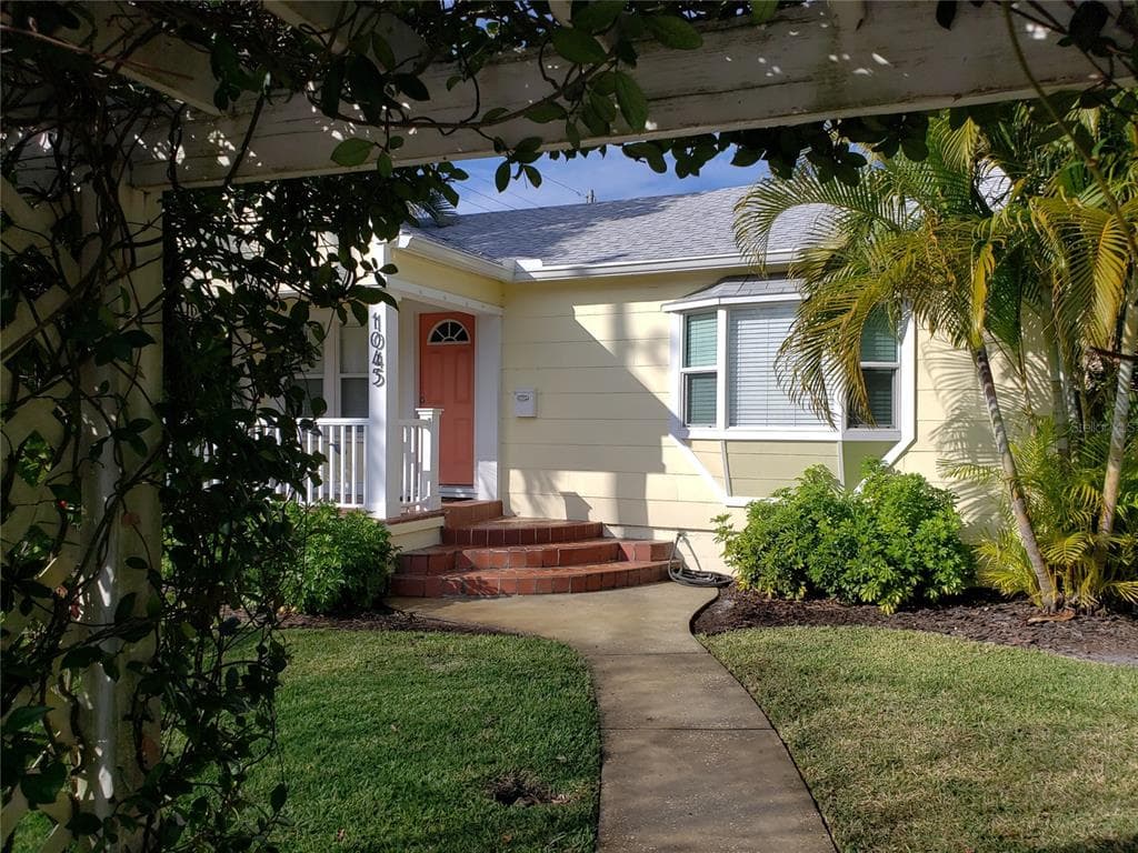 1045 32ND AVENUE N ST PETERSBURG, FL 33704