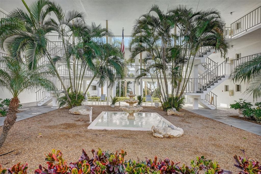 50 HARBOR VIEW LANE UNIT 32 BELLEAIR BLUFFS, FL 33770