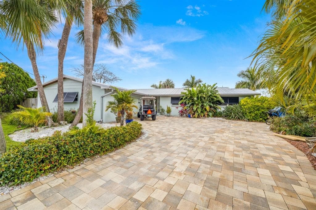 8728 BAY CREST LANE TAMPA, FL 33615