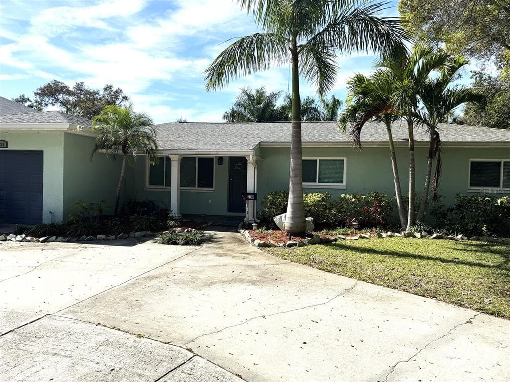 738 COUNTRY CLUB ROAD N ST PETERSBURG, FL 33710