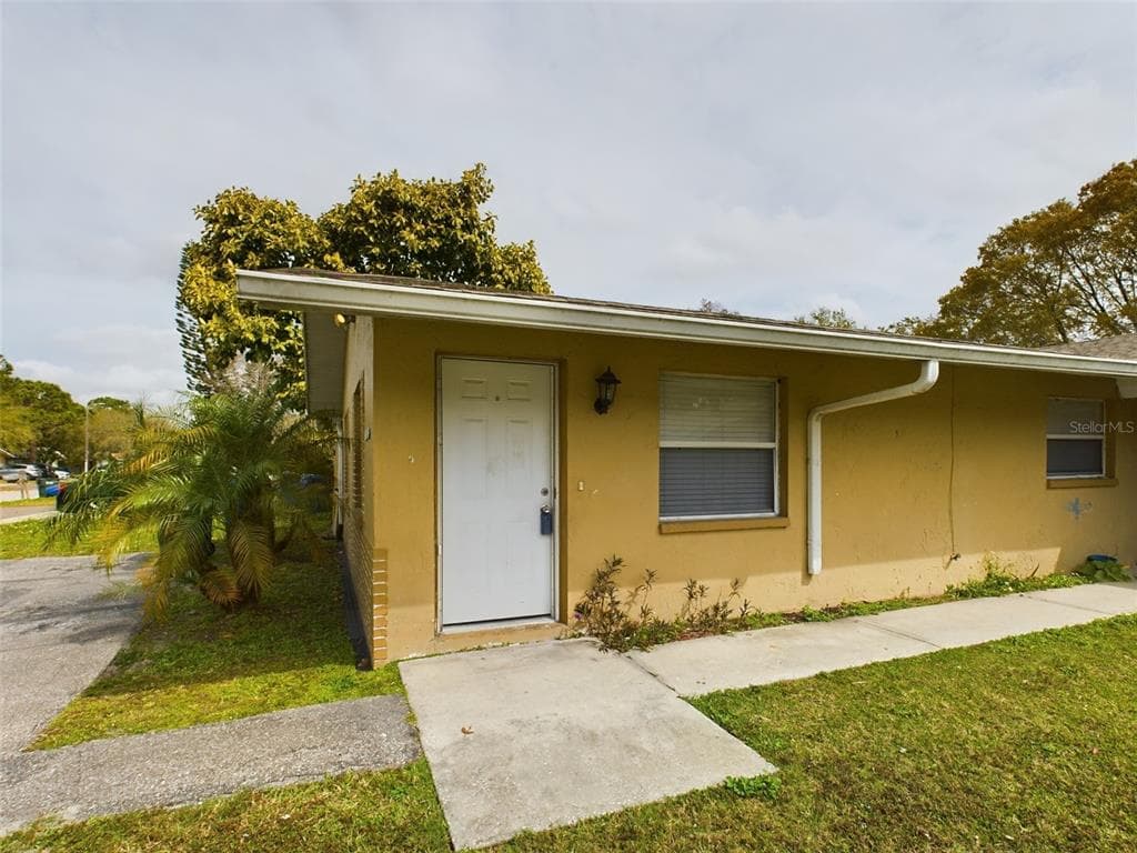 1009 LAKE PALMS DRIVE LARGO, FL 33771