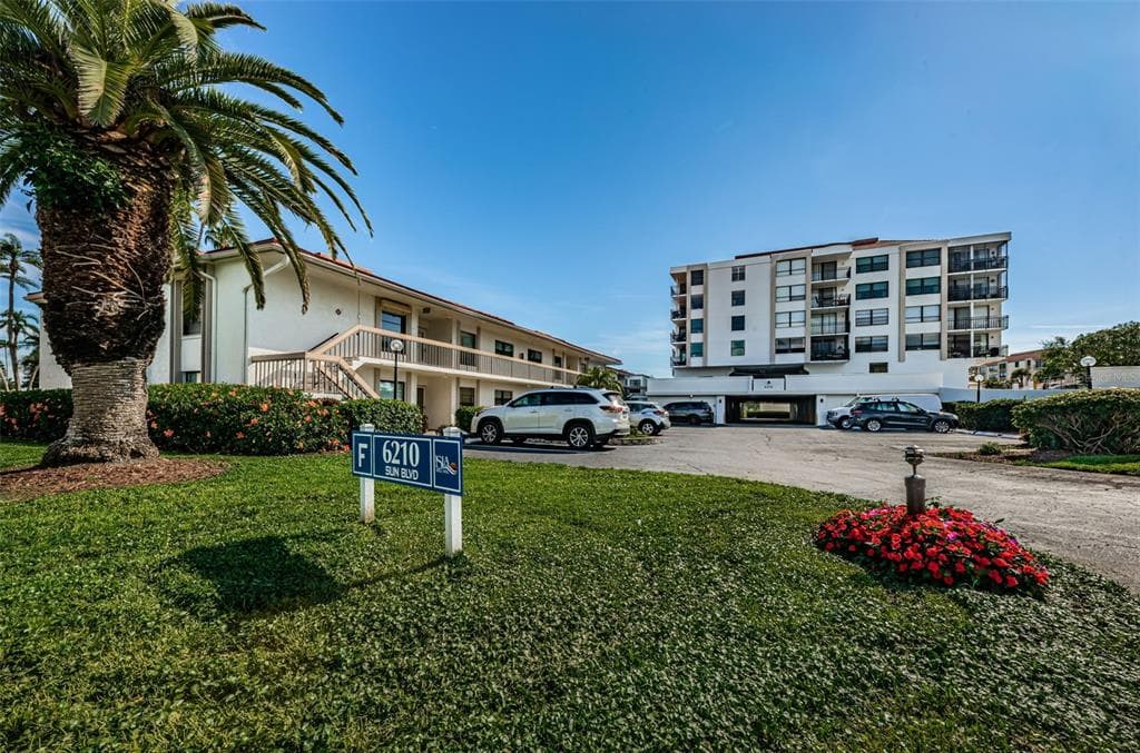 6210 SUN BOULEVARD UNIT 104 ST PETERSBURG, FL 33715