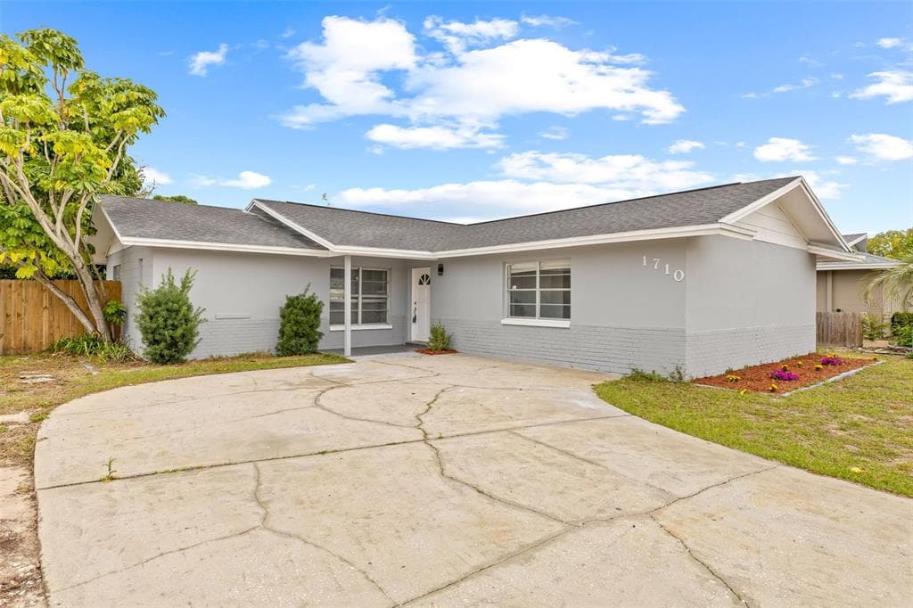 1710 STONEHAVEN WAY TARPON SPRINGS, FL 34689