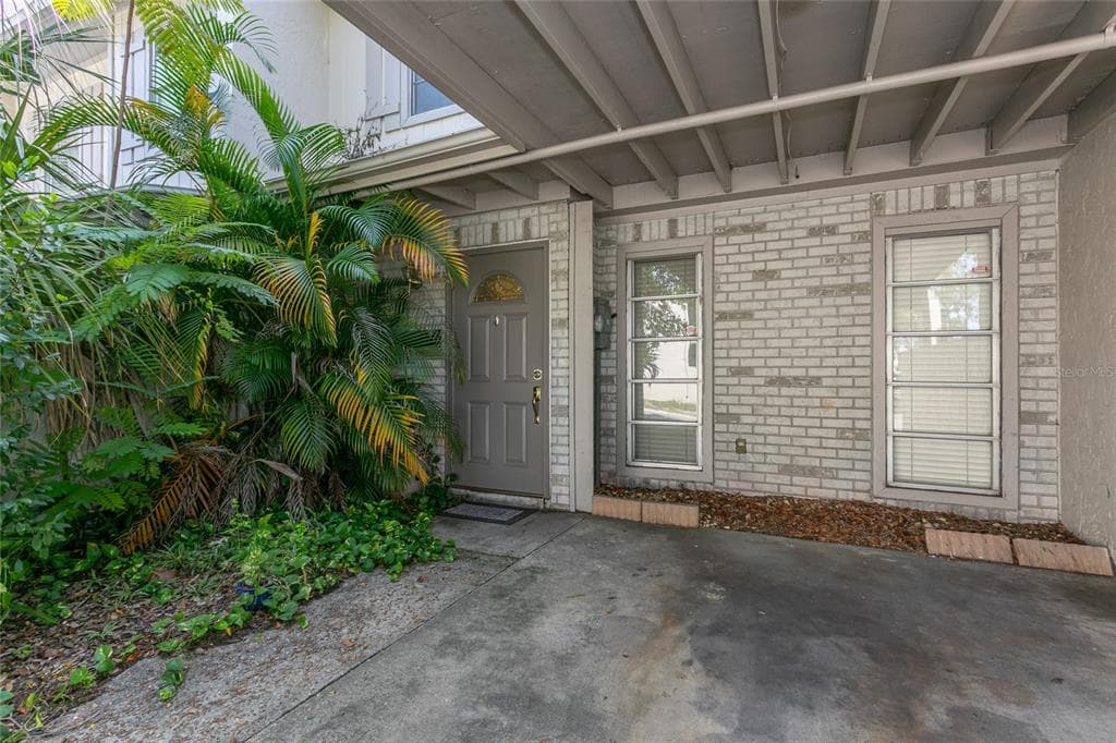 5262 TENNIS COURT CIRCLE UNIT 6 TAMPA, FL 33617