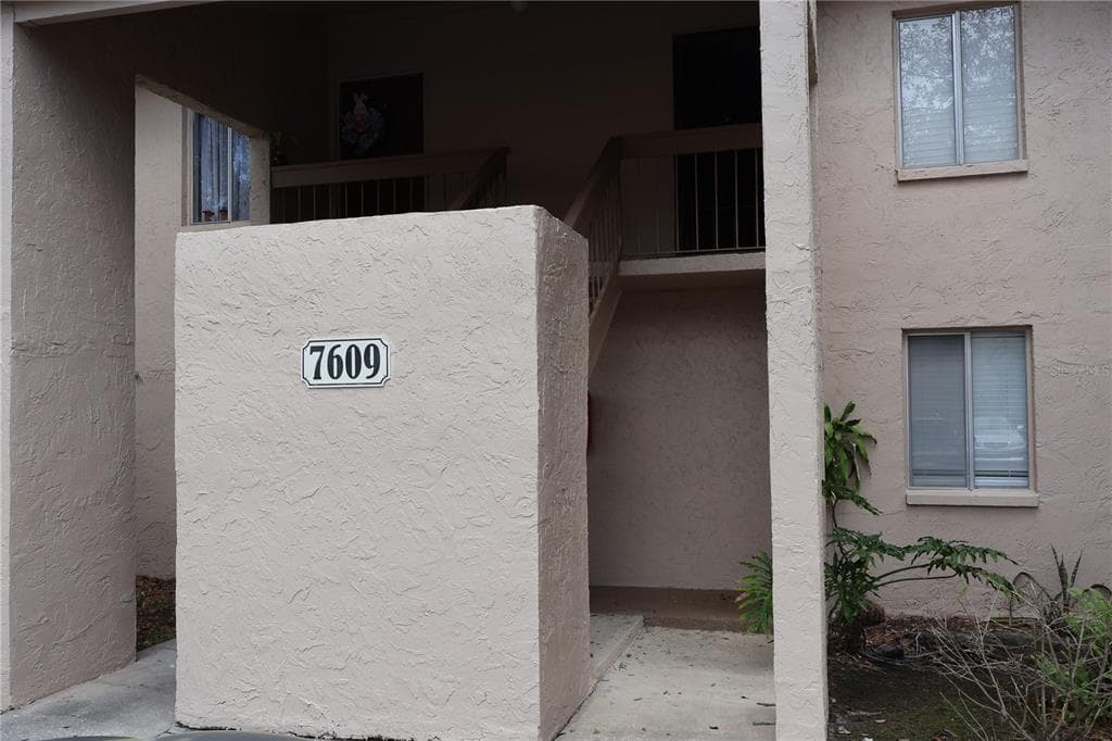 7609 ABBEY LANE UNIT B TAMPA, FL 33617