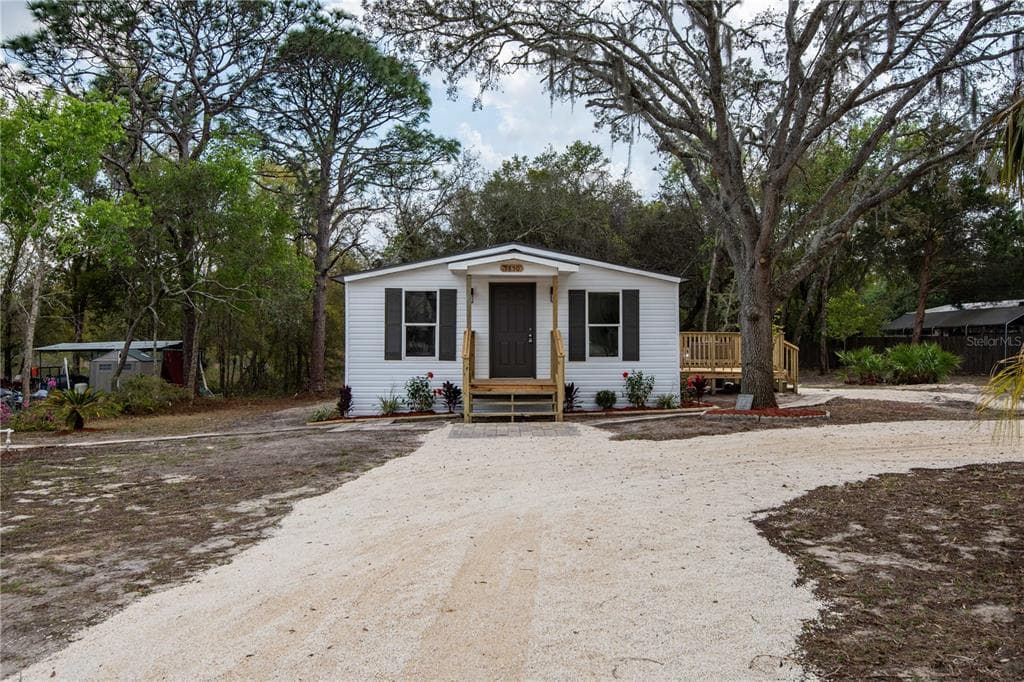 9850 LAKE DRIVE WEEKI WACHEE, FL 34613
