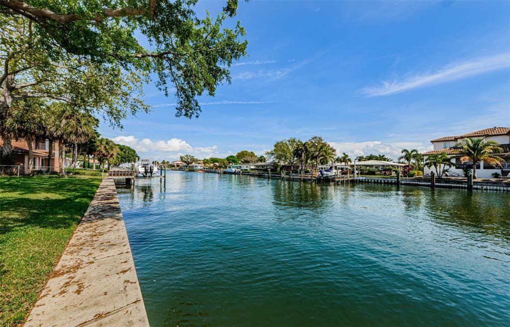 2032 IOWA AVENUE NE ST PETERSBURG, FL 33703