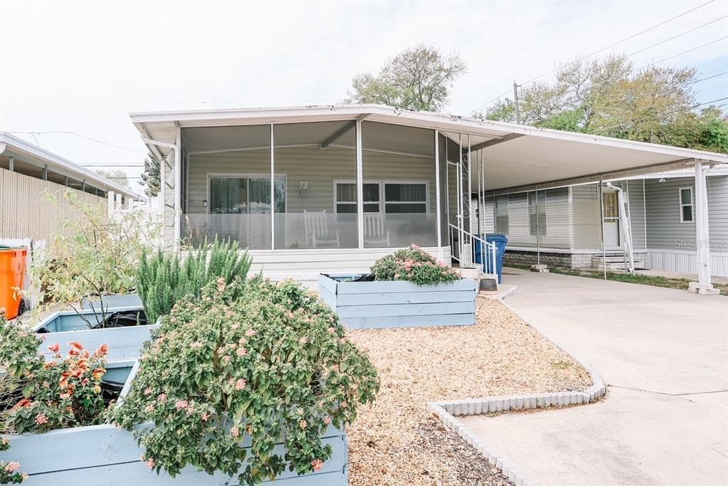 5374 YELLOW PINE STREET N ST PETERSBURG, FL 33709