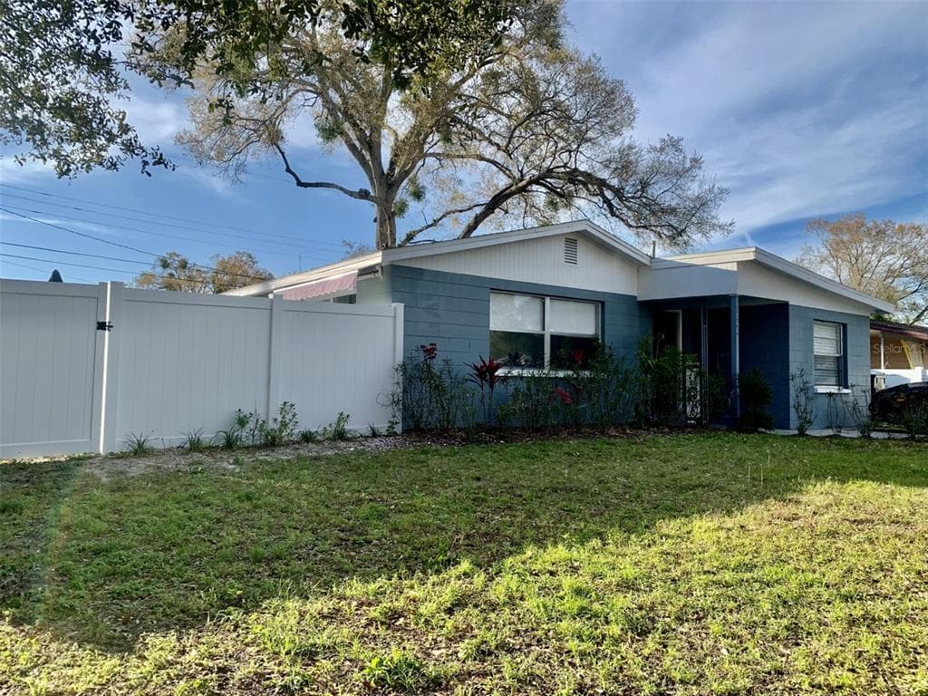 8506 PINEWOOD STREET TAMPA, FL 33615