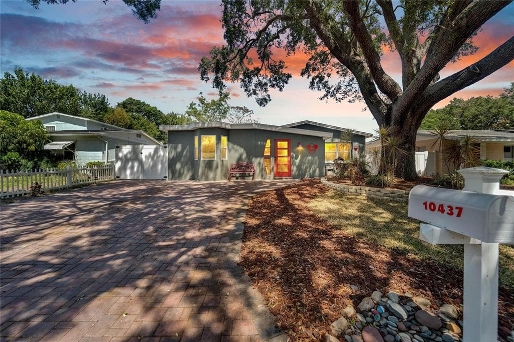 10437 CIRIMOYA LANE SEMINOLE, FL 33772
