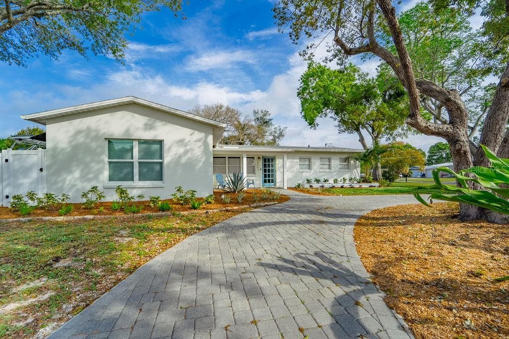4003 W COACHMAN AVENUE TAMPA, FL 33611