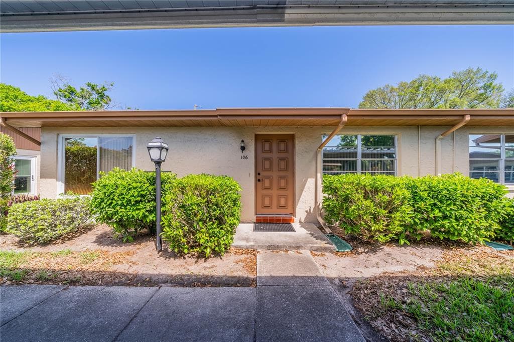 106 GLOUCESTER BOULEVARD UNIT 106 SUN CITY CENTER, FL 33573