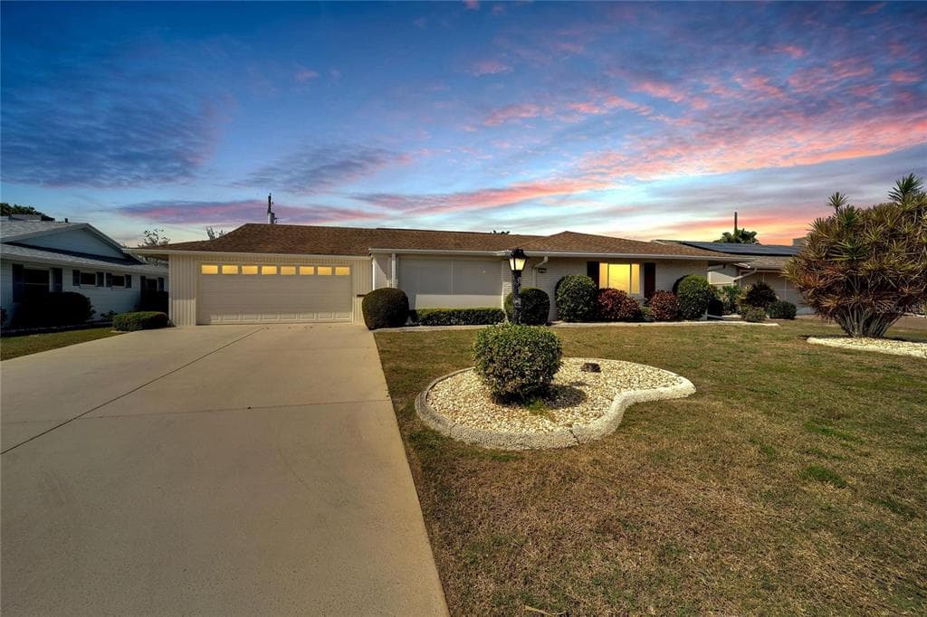 807 FOX HILLS DRIVE SUN CITY CENTER, FL 33573