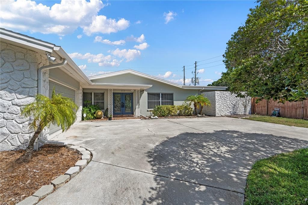 9519 COMMODORE DRIVE SEMINOLE, FL 33776
