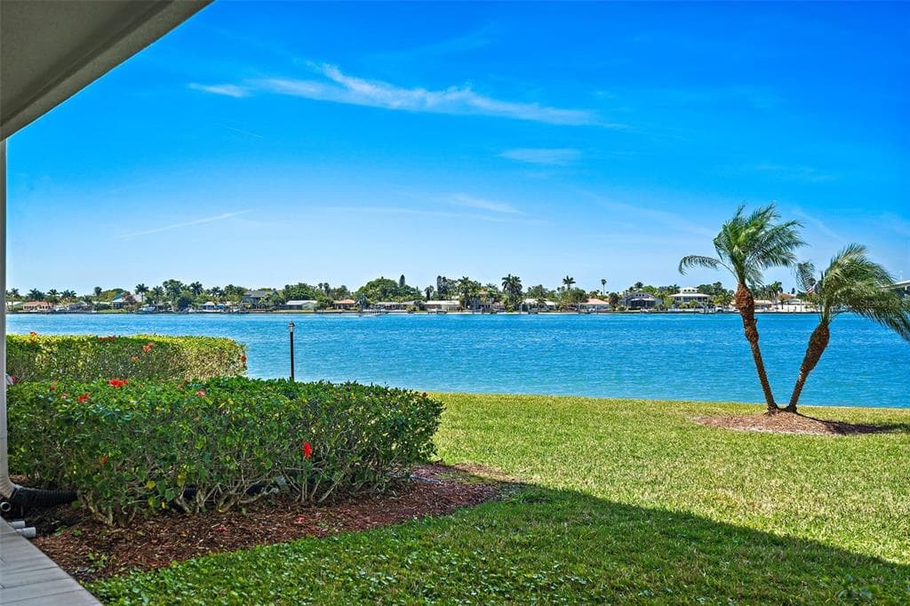 5901 BAHIA DEL MAR CIRCLE UNIT 119 ST PETERSBURG, FL 33715