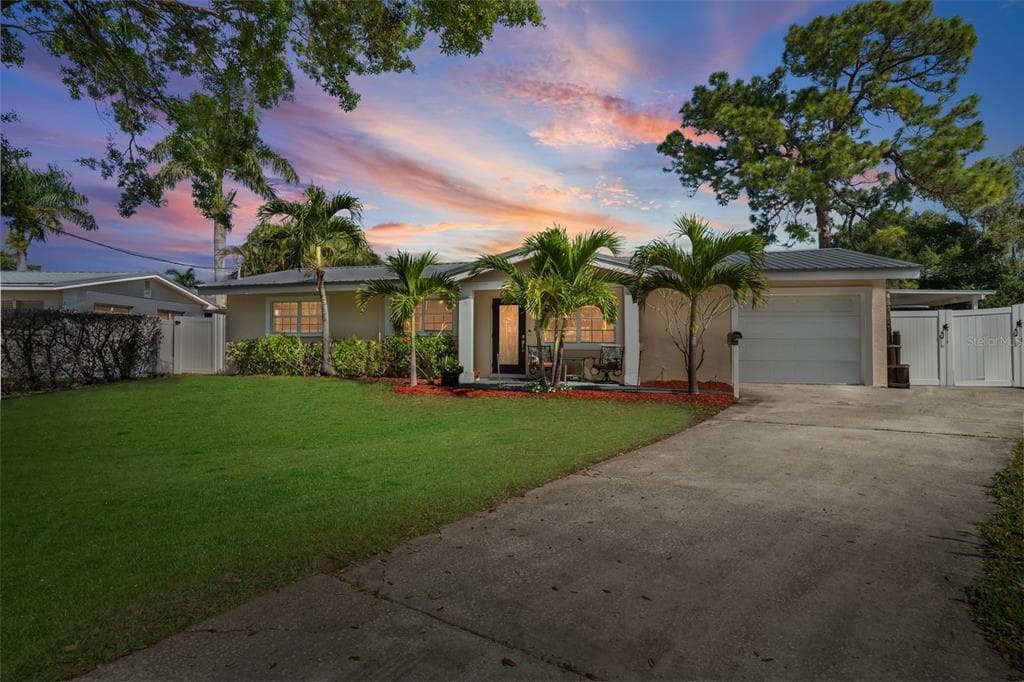 1561 CARSON CIRCLE NE ST PETERSBURG, FL 33703