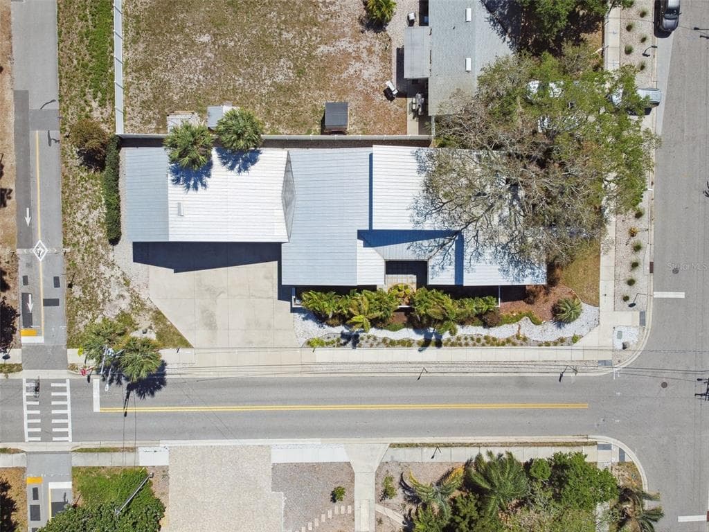 63 BROADWAY DUNEDIN, FL 34698