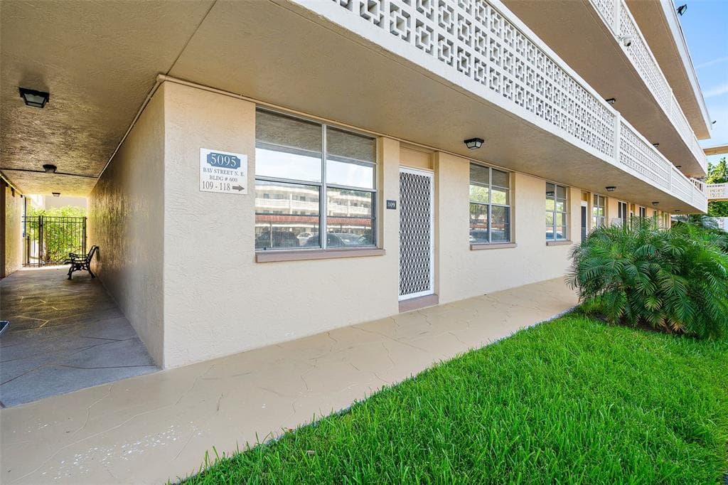 5095 BAY STREET NE UNIT 109 ST PETERSBURG, FL 33703